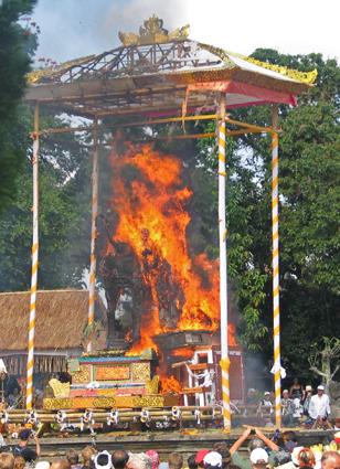 CEREMONIE DE CREMATION ROYALE A UBUD 13