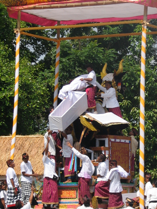 CEREMONIE DE CREMATION ROYALE A UBUD 11